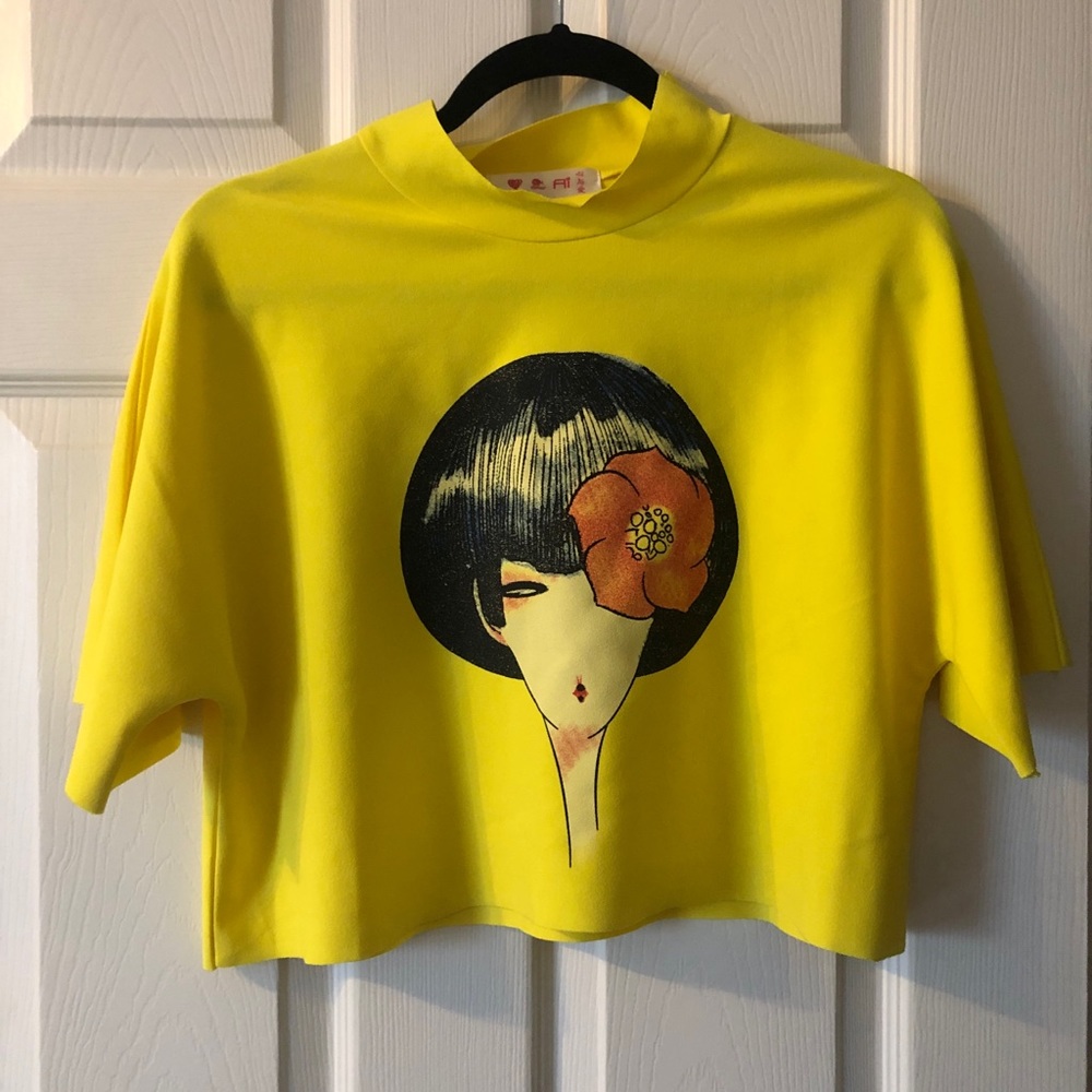 Crop top yellow with art